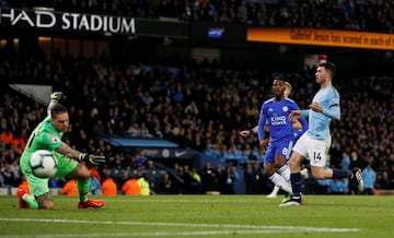 Vincent Kompany fue el héroe de la jornada para el Manchester City, ya que su golazo al ángulo ante Leicester le permite al equipo de Pep Guardiola llegar a la última fecha como líder de la Premier League con un punto más que el Liverpool.