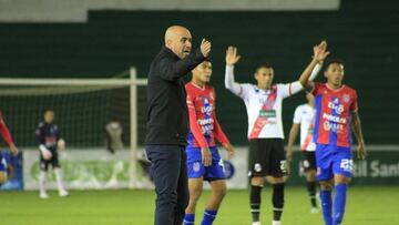 Es chileno, dirigió en Bolivia y le dejó un recado a la Roja: “Eso antes no pasaba”