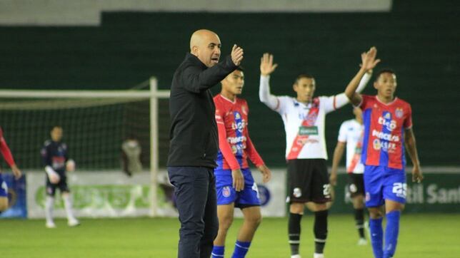 Es chileno, dirigió en Bolivia y le dejó un recado a la Roja: “Eso antes no pasaba”