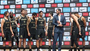 Los jugadores de la selección española junto al presidente de la Federación Española de Baloncesto, Jorge Garbajosa, durante la presentación oficial de la Selección Masculina de Baloncesto en Madrid.