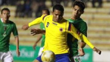 Bacca, disputando un balón en el partido de su debut con la selección mayor.