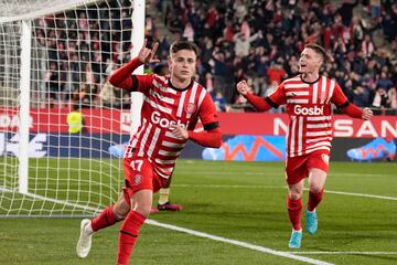 GIRONA, 17/02/2023.- El centrocampista del Girona FC Rodrigo Riquelme celebra su gol, tercero del equipo ante la UD Almería, durante el encuentro de la jornada 22 de Liga en Primera División que se disputa hoy viernes en el estadio de Montilivi, en Girona. EFE/David Borrat.
