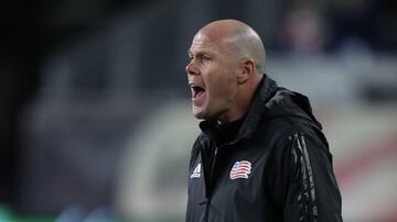 New England Revolution despidió al ex arquero de la Selección Estadounidense y su lugar lo ocupó Mike Lapper de manera interina, para luego nombrar a Bruce Arena.