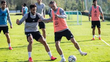 David Costas defiende una acci&oacute;n ofensiva de Iago Aspas durante un entrenamiento en A Madroa.