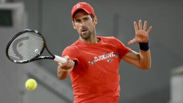 Novak Djokovic durante un entrenamiento en Roland Garros.