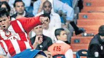 <b>POR LOS SUELOS. </b>Los rivales sólo saben frenar al Kun con faltas. Es el que más recibe. Y eso preocupa tanto en Argentina como entre la afición. En el derby fueron cuatro.