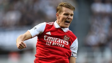 Martin Ødegaard, jugador del Arsenal, celebra su gol ante el Newcastle.