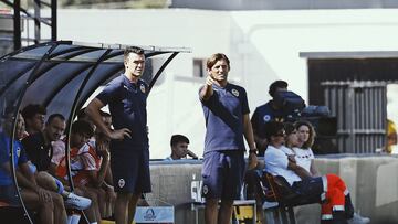 M¨¢s de 430 partidos en sus botas, dos Ligas, dos Copas, una Copa de la UEFA, una Supercopa de Europa... Y muchas cosas m¨¢s. Miguel ?ngel Angulo (44 a?os), hist¨®rico del Valencia, est¨¢, c¨®mo no, cogiendo experiencia en el banquillo en el club che, donde ha