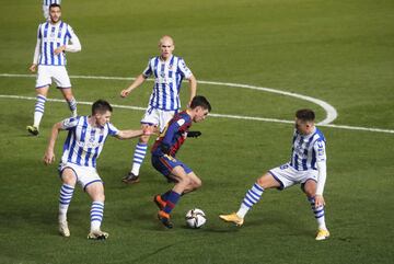 Pedro rodeado de jugaodres de la Real Sociedad.