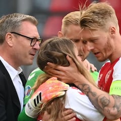 Kjaer, inesperado héroe con Eriksen