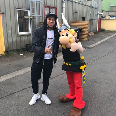 Mbappé junto a Astérix, personaje más importante de la obra Astérix el Galo.