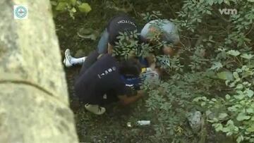 Evenepoel, siendo atendido tras su caída en Lombardía.