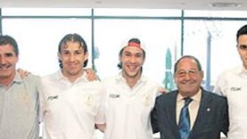 <b>FOTO HISTÓRICA. </b>Paco Gento, único jugador con 6 Copas de Europa, posó con los españoles del Liverpool en la víspera de la final de Estambul.