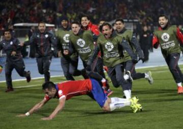 La banca de la Roja va a celebrar con Mauricio Isla el gol del triunfo.