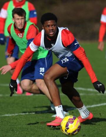 Alexis Sánchez ya entrena a la par de sus compañeros y será de la partida este martes ante Leicester.