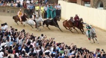 En Siena, desde mediados del siglo XVII, se celebra esta carrera de caballos a pelo con la intención de ganar el Palio, una bandera de seda que representa la Virgen con el Niño.