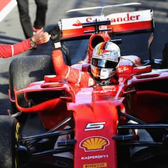 Vettel sorprende a Mercedes, Alonso se retira y Sainz puntúa