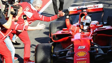 Maurizio Arrivabene y Sebastian Vettel, con el Ferrari despu&eacute;s de ganar el GP de Australia de F1 2017.