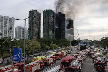 El Departamento de Bomberos escaló la alarma al nivel cinco (grado máximo) de la escala local, un nivel que solo se ha activado en contadas ocasiones en la historia reciente de Hong Kong.