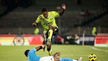 MEX00. CIUDAD DE MÉXICO (MÉXICO), 25/01/2025.- Willer Ditta (abajo) de Cruz Azul disputa el balón con Brayan Angulo de Puebla este sábado, durante un partido por la jornada 3 del Torneo Clausura 2025 de la Liga MX entre Cruz Azul y Puebla, en el Estadio Olímpico Universitario en Ciudad de México (México). EFE/ José Méndez