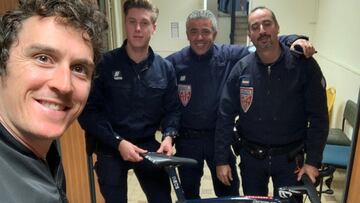 Geraint Thomas posa con los miembros de la Polic&iacute;a de Menton que lograron recuperar su bici robada.