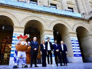 Representantes institucionales y de la Real Sociedad dan a conocer el programa de la fan zone en Donostia y en otros municipios de Gipuzkoa.