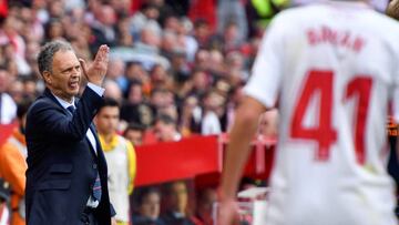 GRAF3360. SEVILLA, 31/03/2019.- El entrenador del Sevilla FC, Joaquín Caparrós da instrucciones a sus jugadores durante el partido de la vigésimo novena jornada de Liga que disputan ante el Valencia en el estadio Sánchez Pizju&