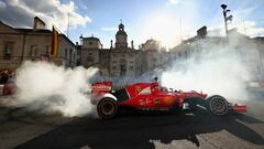 Vettel, con el Ferrari SF15-T en Londres. 