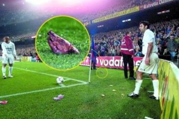 2002 Figo se dispone a sacar de un corner cuando desde las gradas del Camp nou le lanzan la cabeza de un cochinillo