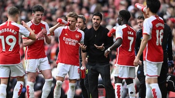 Arsenal's Spanish manager Mikel Arteta talks to the players during the English Premier League football match between Arsenal and Bournemouth at the Emirates Stadium, in London, on May 4, 2024. (Photo by JUSTIN TALLIS / AFP) / RESTRICTED TO EDITORIAL USE. No use with unauthorized audio, video, data, fixture lists, club/league logos or 'live' services. Online in-match use limited to 120 images. An additional 40 images may be used in extra time. No video emulation. Social media in-match use limited to 120 images. An additional 40 images may be used in extra time. No use in betting publications, games or single club/league/player publications. / 