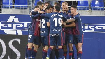 Plantilla y cuerpo técnico del Huesca se bajan el sueldo.