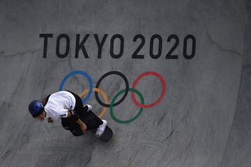 La japonesa Sakura Yosozumi compitiendo en la ronda preliminar de skate 