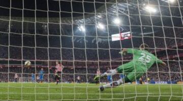 Gol de Aduriz de penalti. 1-0.