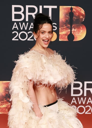 Rosalía posa en la alfombra roja. 