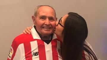 El hincha del Athletic Marcos Torres con su nieta Gema, quien cumpli&oacute; su sue&ntilde;o de que conociera a los leones gracias a una campa&ntilde;a viral que inici&oacute; por su 90&ordm; cumplea&ntilde;os