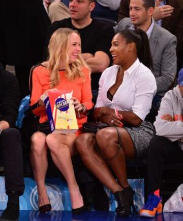 Caroline Wozniacki y Serena Williams, en primera fila del Madison para ver la derrota de los Knicks ante los Wizards.