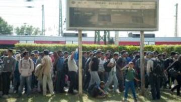 Varios inmigrantes caminan hacia la frontera con Austria