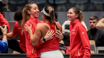 Ostrava (Czech Republic), 12/04/2025.- Jessica Bouzas Maneiro of Spain (C) celebrates with team members after winning against Linda Noskova of Czech Republic during their Billie Jean King Cup qualifiers tennis match in Ostrava, Czech Republic, 12 April 2025. (Tenis, República Checa, España) EFE/EPA/MARTIN DIVISEK