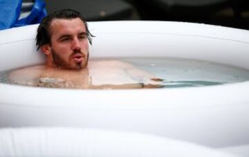 Kane Douglas de Australia en un baño de hielo durante la sesión de recuperación después del partido ante Escocia.