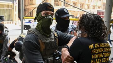 Denuncias de enfermedades, negligencia médica y muertes ponen en el centro del debate los centros de detención de inmigrantes del ICE en EEUU.