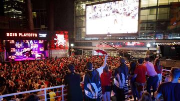 Los fans de Raptors van dos días antes del partido al 'Jurassic Park'