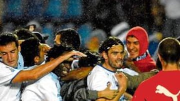 <b>ALEGRÓN FINAL. </b>Alfaro llevó el delirio a las gradas con un tanto decisivo sobre la hora. En la celebración se coló algún aficionado.