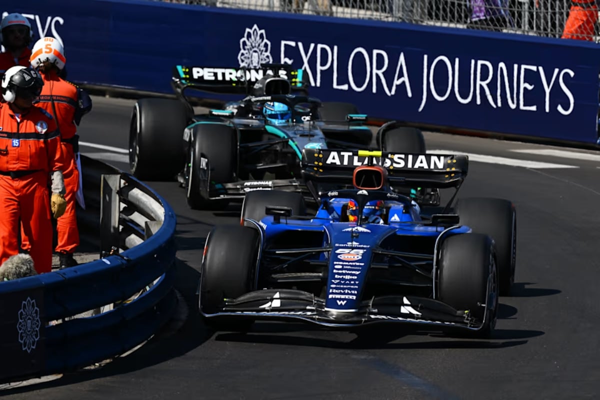 Russell, pegado al Williams de Sainz en Mónaco.