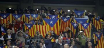 Los seguidores del FC Barcelona protestan la sanci¨®n de la UEFA ense?ando esteladas durante el encuentro correspondiente a la fase de grupos de la Liga de Campeones entre el FC Barcelona y el FC Bate Borisov, disputado esta noche en el Camp Nou.