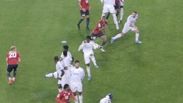 “He pulls off something like a judo move without the ball; it’s not a VAR-worthy red card, but it should’ve been a second yellow,” says AS referee analyst Iturralde González.