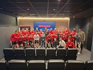 27-02-26. LA PLANTILLA DEL SPORTING POSA CON ZUHAITZ GURRUTXAGA Y MIEMBROS DE LA FUNDACIÓN LALIGA AL FINAL DE LA CHARLA 'PREPARADOS' QUE IMPARTIÓ EN MAREO EL EX JUGADOR DE LA REAL SOCIEDAD.