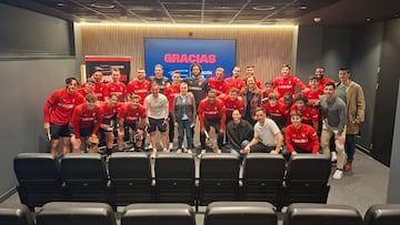 27-02-26. LA PLANTILLA DEL SPORTING POSA CON ZUHAITZ GURRUTXAGA Y MIEMBROS DE LA FUNDACIÓN LALIGA AL FINAL DE LA CHARLA 'PREPARADOS' QUE IMPARTIÓ EN MAREO EL EX JUGADOR DE LA REAL SOCIEDAD.