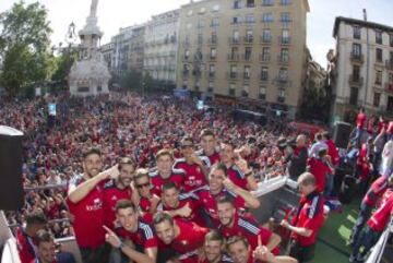 Celebración multitudinaria del Osasuna en las calles de Pamplona