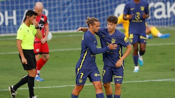 Los jugadores del Atlético de Madrid Antoine Griezmann (i) y Jano Monserrate celebran el 1-1 durante el partido amistoso entre Atlético de Madrid y Rayo Vallecano.
