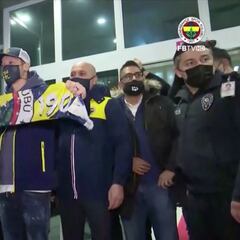 Mesut Özil desata la locura en su llegada a Turquía